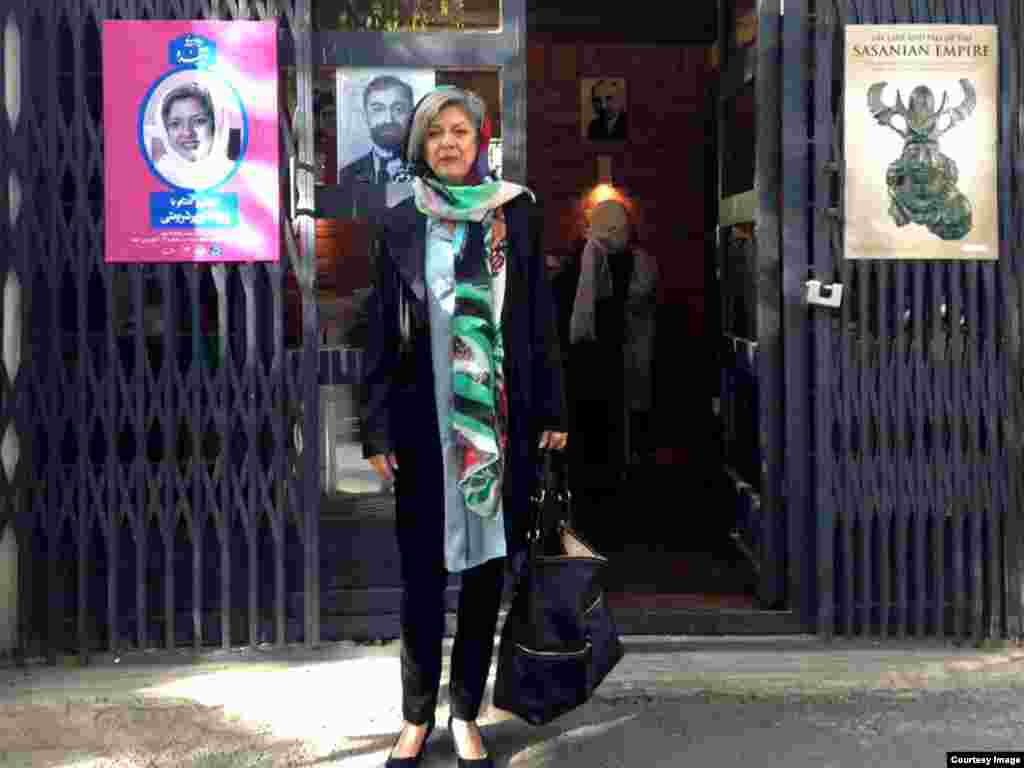 پروانه پورشریعتی در یکی از دانشگاه‌های ایران در روز سخنرانی وی در مورد سقوط شاهنشاهی ساسانی
