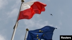 Steagurile Poloniei și UE în fața Parlamentului de la Varșovia