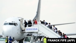 Футболісти збірної Франції під час Чемпіонату Європи з футболу 2012 року сідають у літак в аеропорту Донецька, щоб летіти до Парижа. Донецьк, 24 червня 2012 року