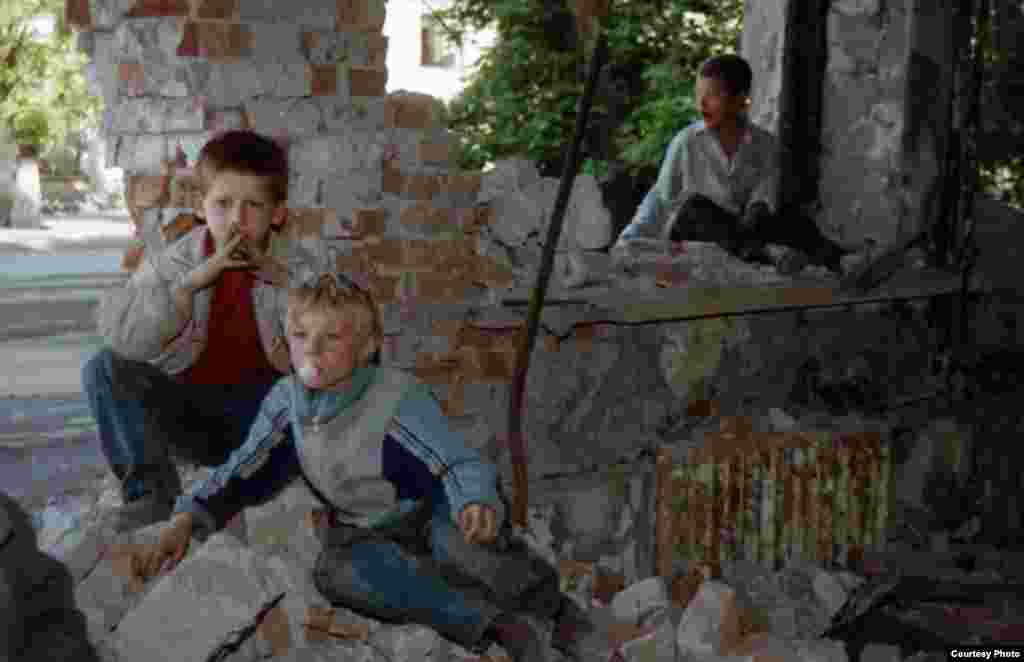 ნანგრევების ბავშვები (ჩეჩნეთი, 2001) - ჯოჯოხეთის ქრონიკები - ფოტოგამოფენა ჩეჩნეთზე