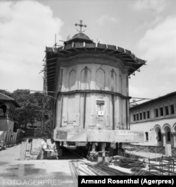 Mutarea bisericii „Schitul Maicilor”, București 1982