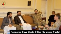 په افغانستان کې ناټو ځواکونو عمومي قومندان او د کندهار چارواکو د امنیتي ګواښونو د راکمولو پر لارو چارو خبرې وکړې.