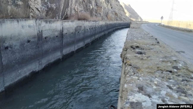 Канал водохранилища в Торткуле. Кыргызстан, Баткен, кыргызско-таджикская граница.