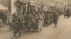 Coloană de prizonieri români în București, noiembrie 1916 (Sursa: Expoziția Marele Război, 1914-1918, Muzeul Național dr Istorie a României) http://www.marelerazboi.ro/razboi-catalog-obiecte/item/coloana-de-prizonieri-romani