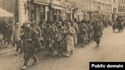 Coloană de prizonieri români în București, noiembrie 1916 (Sursa: Expoziția Marele Război, 1914-1918, Muzeul Național dr Istorie a României) http://www.marelerazboi.ro/razboi-catalog-obiecte/item/coloana-de-prizonieri-romani