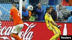 Argentinski golman Serđo Romero slavi odbranu jednog od penala holandske reprezentacije
