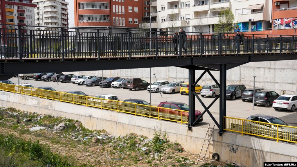 Njerëz duke kaluar nëpër mbikalimin e porsandëruar në lagjen "Arbëria".Ky mbikalim i gjatë e lidh lagjen "Arbëria" me qendrën e kryeqytetit.