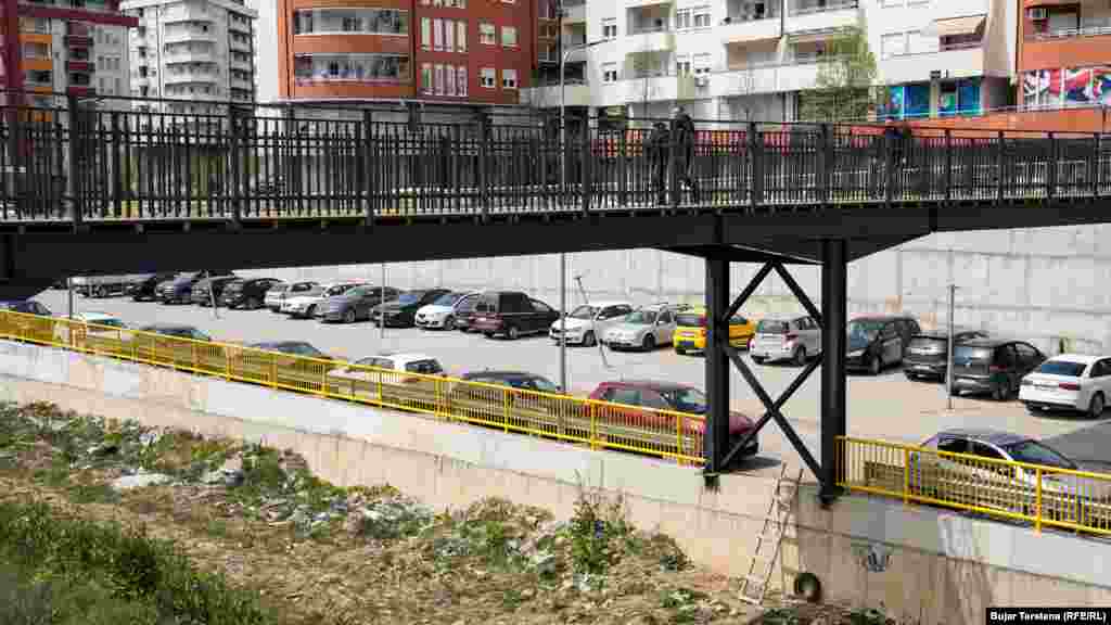 Njerëz duke kaluar nëpër mbikalimin e porsandëruar në lagjen "Arbëria".Ky mbikalim i gjatë e lidh lagjen "Arbëria" me qendrën e kryeqytetit.