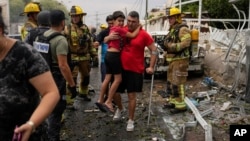 Израелци напускат район на южния град Ашкелон, ударен от ракета на Хамас. Ашкелон е едно от общо 27-те места в Израел, нападнати от терористичната групировка.