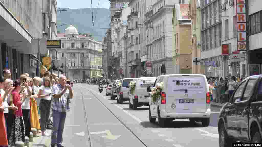 Nakon Sarajeva, kolona kombija uputila se prema Memorijalnom centru Srebrenici - Potočari u kojem će 11. jula posmrtni ostaci biti ukopani.