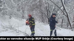 Snežne padavine širom Srbije traju od 4. januara, zbog čega su mnoga sela odsečena, bez struje, vode, grejanja, sa snežnim nanosima na putevima