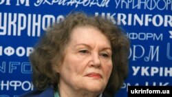 Ліна Костенко під час спілкування із журналістами на прес-конференції в Києві, 23 квітня 2009 року