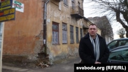 Дзяніс Турчаняк спрабаваў даведацца ў гарвыканкаме пра гаспадара гэтага занядбанага будынку.