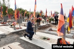 Премьер-министр Армении Никол Пашинян в военном пантеоне «Ераблур» (архивная фотография)