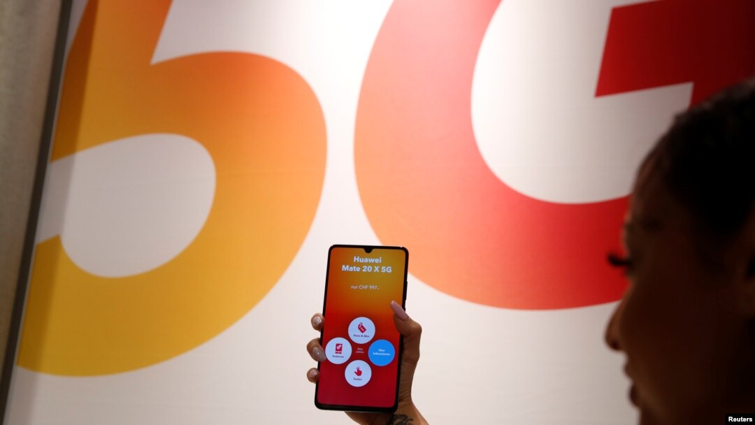 Radnica pokazuje Huawei 5G pametni telefon