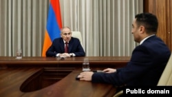 Paşinyanın EEŞ-nin müvəqqəti inzibatçı Petrosyanla görüşü.