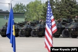 Flamuri i Kosovës dhe ai i SHBA-së shihen para ushtarëve të Forcës së Sigurisë së Kosovës, në cermoninë e dhënies së donacionit amerikan. Gusht, 2021.