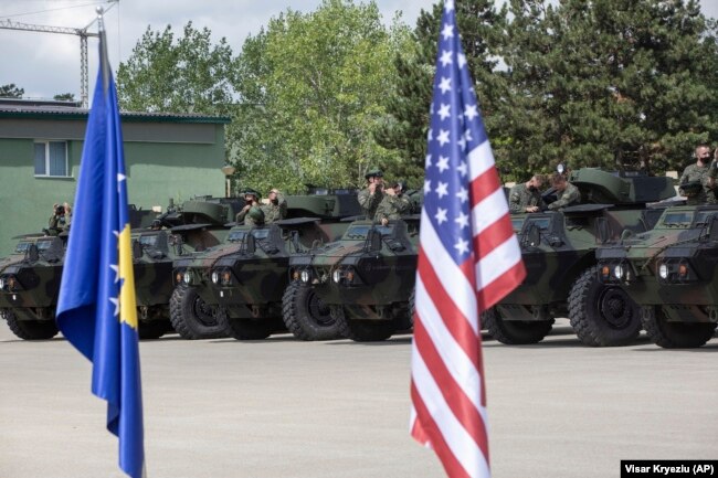 Flamuri i Kosovës dhe ai i SHBA-së shihen para ushtarëve të Forcës së Sigurisë së Kosovës, në cermoninë e dhënies së donacionit amerikan. Gusht, 2021.