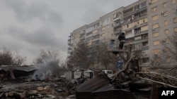 Echipele de intervenție îndepărtează urmările unui atac rusesc asupra orașului Zaporojie. 18 martie 2026.