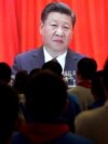 Elevi de gimnaziu au fost duși la Memorialul primului Congres Național al Partidului Chinez din Shanghai pentru a urmări pe un ecran uriaș momentul confirmării unanime a celui de-a treilea mandat al lui Xi Jinping la conducerea Chinei. 10 martie 2023