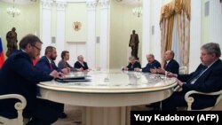 Ресей президенті Владимир Путин сайлауға қатысқан басқа кандидаттармен кездесіп отыр. Мәскеу, 19 наурыз 2018 жыл