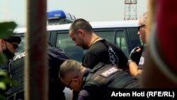 Shtetasi i Malit të Zi, Risto Jovanoviq, duke u arrestuar nga policë të Kosovës, për thirrje nacionaliste në Gazimestan, më 28 qershor 2021. 