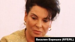 Фирма, собственост на зетя на зам.-министърката на труда и социалната политика Султанка Пертова е охранявала ремонта на Народното събрание.