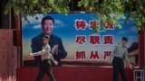 Bilbord sa likom kineskog predsednika Si Đinpinga na ulazu u Zabranji grad u Pekingu, maj 2020.