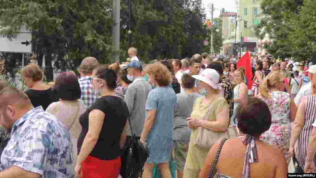 Більшість людей після проходження контролю знімали маски і не дотримувалися соціальної дистанції