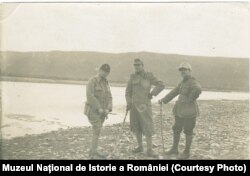 Militari români pe râul Siret, la Domnești, 1918 (Sursa: Expoziția Marele Război, 1914-1918, Muzeul Național de Istorie a României)