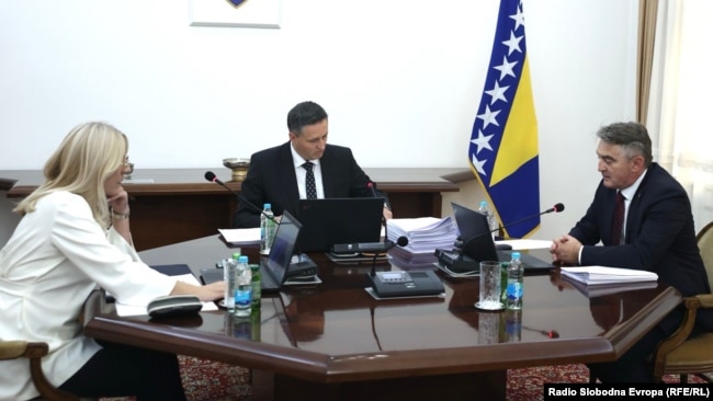 Članovi Predsjedništva BiH Željka Cvijanović, Denis Bećirović (u sredini) i Željko Komšić na sjednici u Sarajevu, 21. 11. 2024.