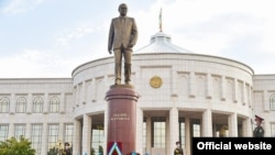 Памятник Исламу Каримову, установленный перед его резиденцией «Оксарой» в Ташкенте.