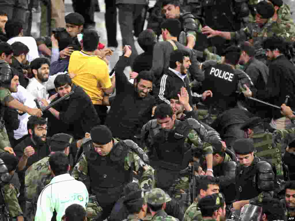Iran - sukob policije i navijača na nogometnoj utakmici u Teheranu, 03.05.2011. Foto: AFP / Behrouz Mehri