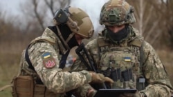 Военнослужащие ВСУ с планшетом