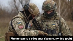 Военнослужащие ВСУ с планшетом