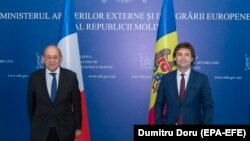 Șeful diplomației franceze Yves Le Drian împreună cu Nicu Popescu, omologul său din R. Moldova, la Chișinău pe 2 septembrie 2021, imagine de arhivă.