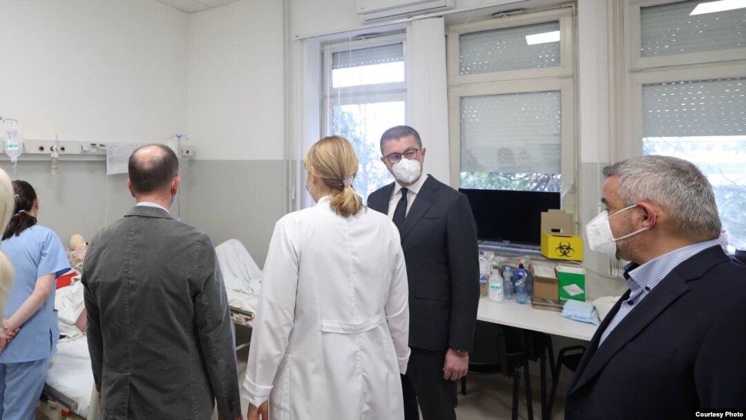 Македонскиот премиер Христијан Мицкоски во посета на повредените од пожарот во дискотеката во Кочани во која загинаа 59 луѓе, а над 150 се повредени 