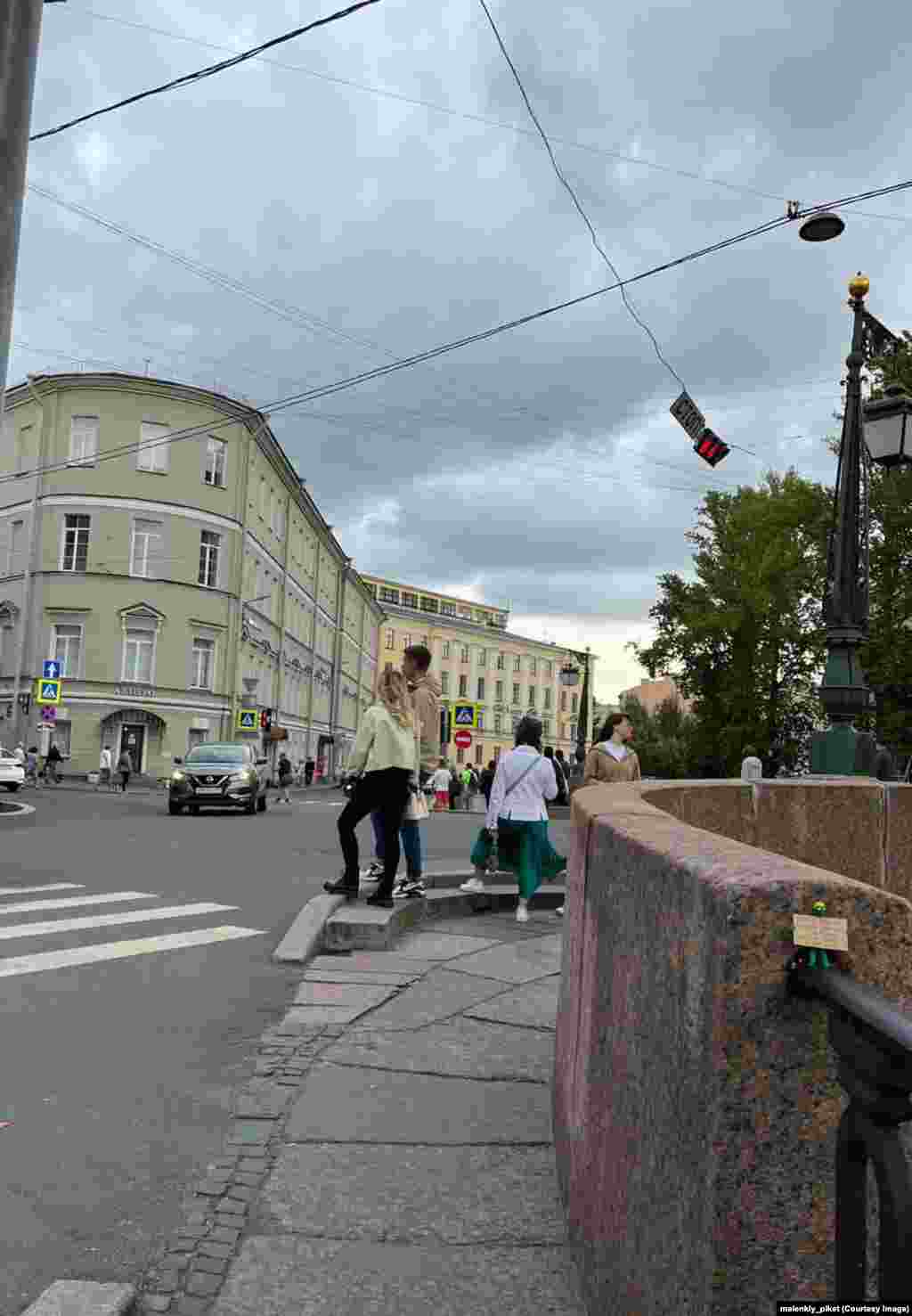 Budući da Kremlj antiratnim demonstrantima izriče zatvorske kazne koje menjaju život, vlasnik Instagram naloga malenkiy_piket rekao je za RSE: &quot;Previše sam se plašio da uradim nešto veliko, pa sam odlučio da radim nešto malo, ali svaki dan.&quot;