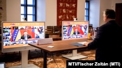 Orbán Viktor miniszterelnök részt vesz a Kína és a kelet-közép-európai országok közti, videókonferencián tartott egyeztetésen a Karmelita kolostorban 2021. február 9-én. A képernyőn Hszi Csin-ping kínai elnök.