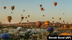 Vožnja balonom na vrući zrak jedna je od najpopularnijih aktivnosti u regiji Kapadokije (fotoarhiv)