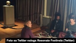 Fotografija 16. aprila na zvaničnom nalogu festivala Resonate Beograd, koji okuplja umetnike zainteresovane za poziciju tehnologije u umetnosti i kulturi iz celog sveta. Reč je o intervjuu sa muzičarem Ličensom snimanom u Muzeju Nikola Tesla.