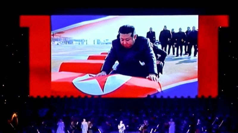 Imagini suprarealiste cu Kim Jong-un la un spectacol care-i omagiază pe soldații nord-coreeni morți în războiul dus de Rusia în Ucraina