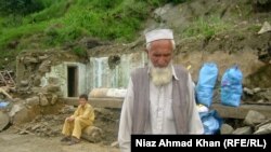 د سوات ۸۰ کلن ګل شېرین کاکا چې په د ۲۰۱۰ م کال په اګست میاشت د پشکال سېلاونو کې یې دکورنۍ ۱۳ تنه اوبو یوړل.