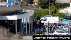 Поліція біля супермаркету, де були захоплені заручники, Треб, Франція, 23 березня 2018 року