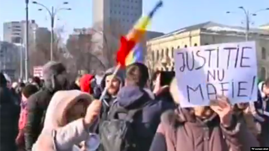 Desetine hiljada ljudi je zbog uredbe protestovalo protekle dve večeri širom Rumunije