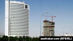 Aşgabat. Türkmenistanyň Nebit-gaz ministrligi. 