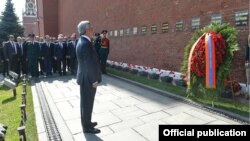 Ռուսաստան - Հայաստանի նախագահ Սերժ Սարգսյանը Մոսկվայի Կարմիր հրապարակում այցելում է մարշալ Հովհաննես Բաղրամյանի գերեզմանին, 10-ը մայիսը, 2015թ․