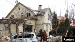 კიევზე თავდახმის დროს დრონით დაზიანებული სახლი. 22 თებერვალი, 2026 წელი. 