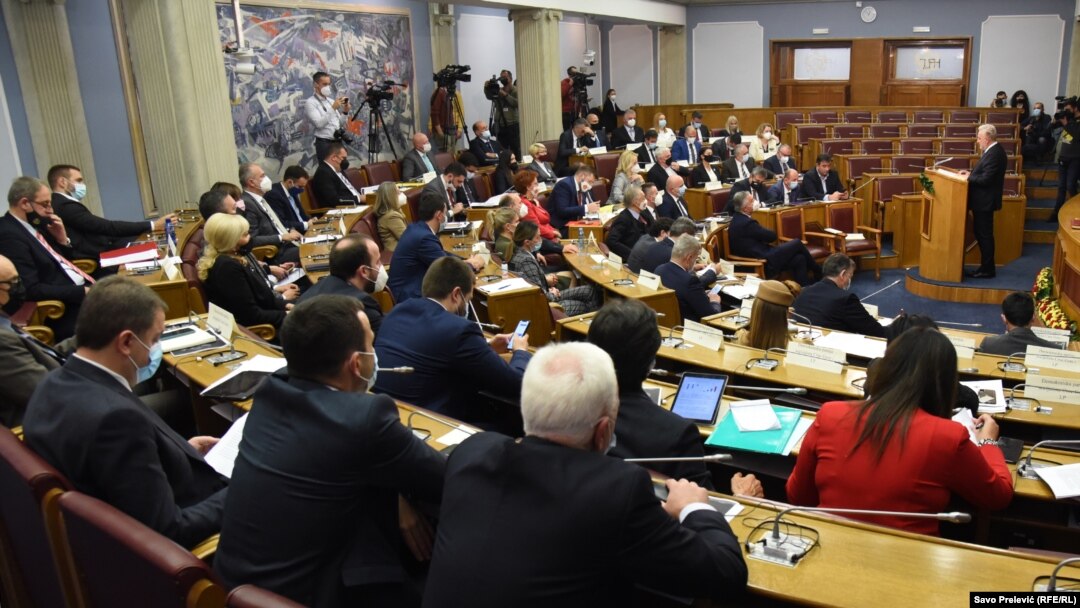 Ukoliko mandatar Krivokapić dobije najavljenu podršku 41  poslanika nove vladajuće većine, biće prvi crnogorski premijer u čijem kabinetu među 12 ministara nema političara (fotografija sa sjednice Skupštine tokom izlaganja mandatara)