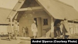 Tabără a Armatei române la Huși, Sursa: Andrei Șiperco (ed.), Tragedii și suferințe neștiute...., 2003 (AFB, E 2020 Schachtel nr. 111).